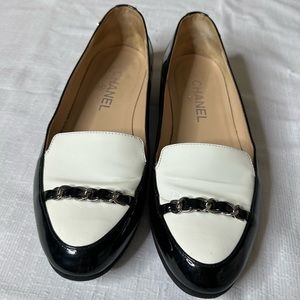 CHANEL Interlocking CC logo Patent Leather Black and White Loafers 39
